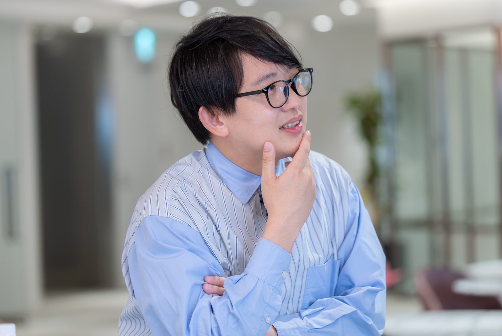 考えを巡らせる田中氏