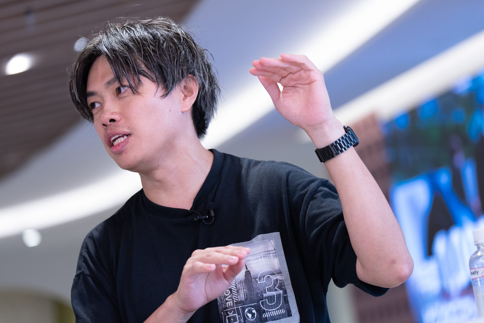 身振りを交えて語る渡氏